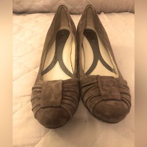 Naturalizer, 9 1/2.  Leather upper.  Color: Taupe.